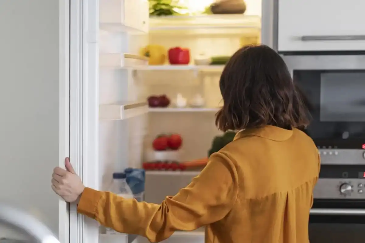 Abrir la heladera y cerrarla sin sacar comida: qué revela este hábito cotidiano