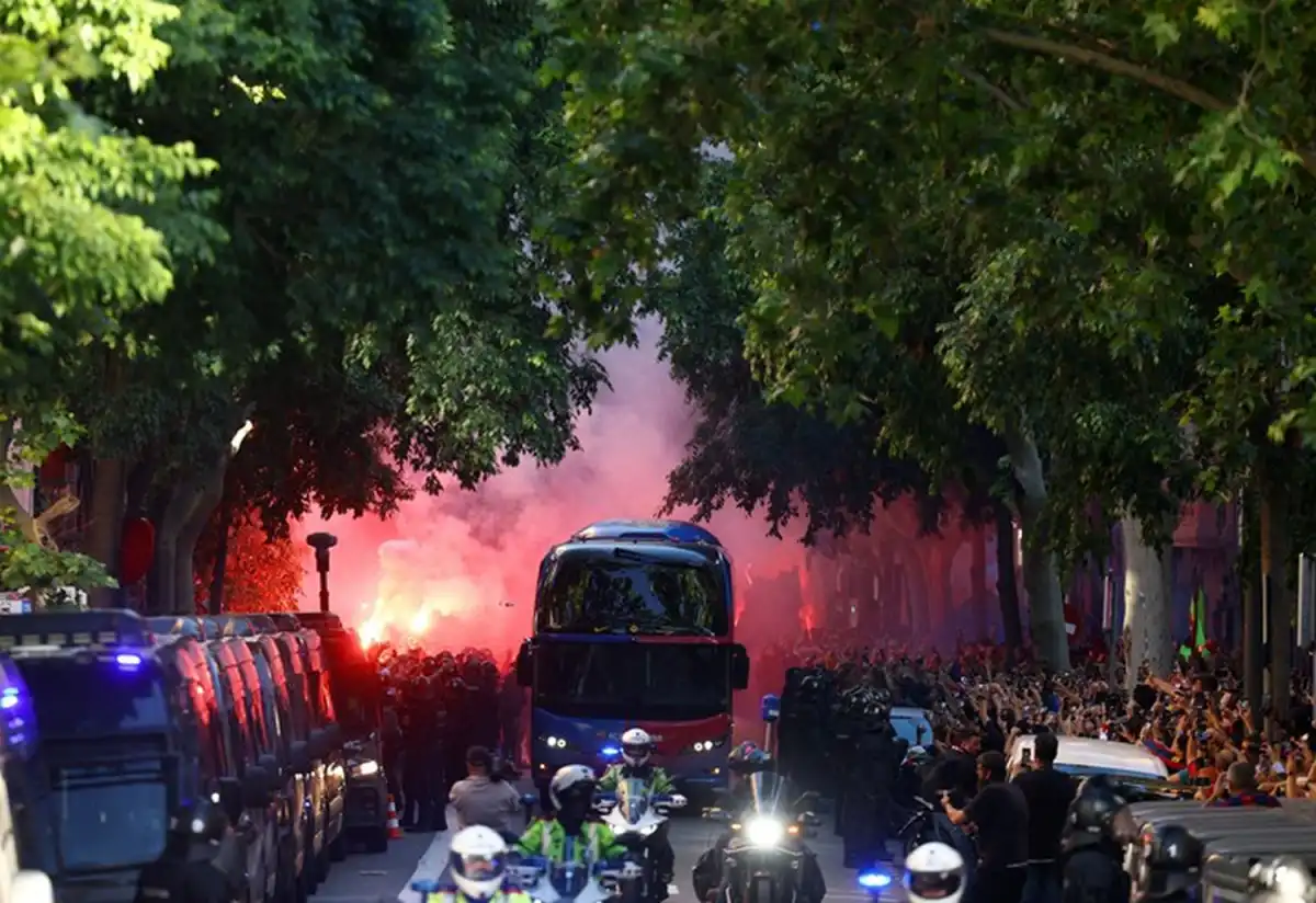 Los hinchas del Barcelona apedrearon el colectivo que transportaba a sus propios jugadores.