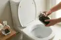 Por qué recomiendan tirar café usado en el inodoro y para qué sirve este truco casero