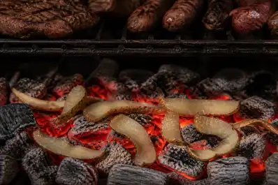 Arrojar cáscaras de papa sobre las brasas del asado: cuándo hacerlo y por qué