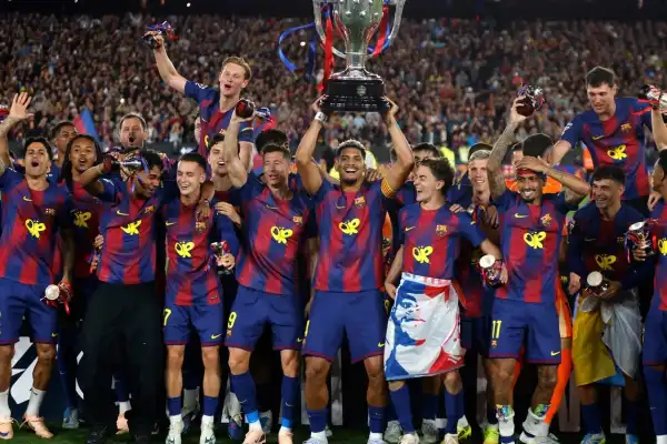 Barcelona venció al Real Madrid y salió campeón en un clásico para la historia