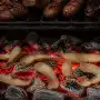 Arrojar cáscaras de papa sobre las brasas del asado: cuándo hacerlo y por qué