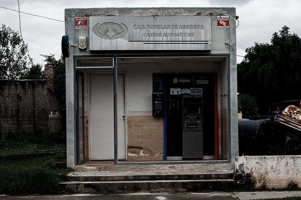 LÍNEAS. El nivel de la inundación quedó estampado en las paredes de uno de los cajeros automáticos del pueblo.