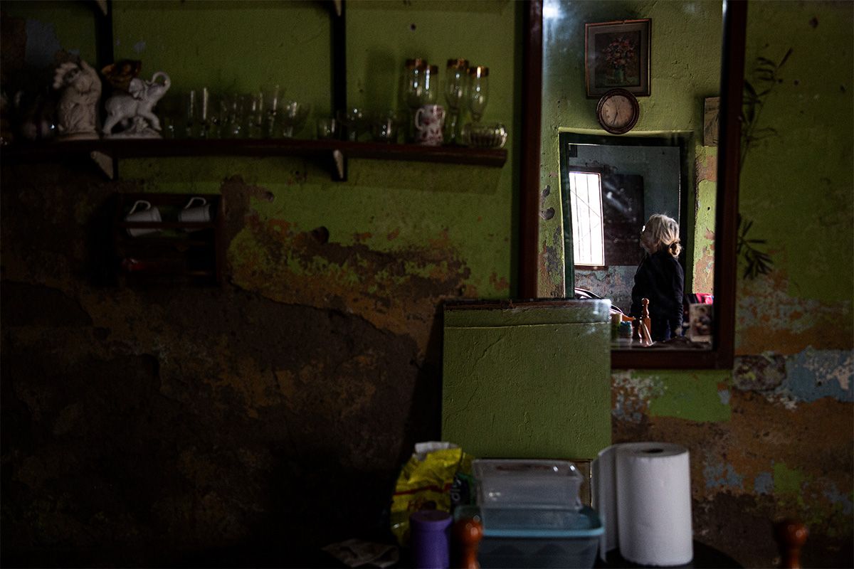 VOLVER A EMPEZAR. Patricia Molina observa consternada los muros derruidos de su hogar. 