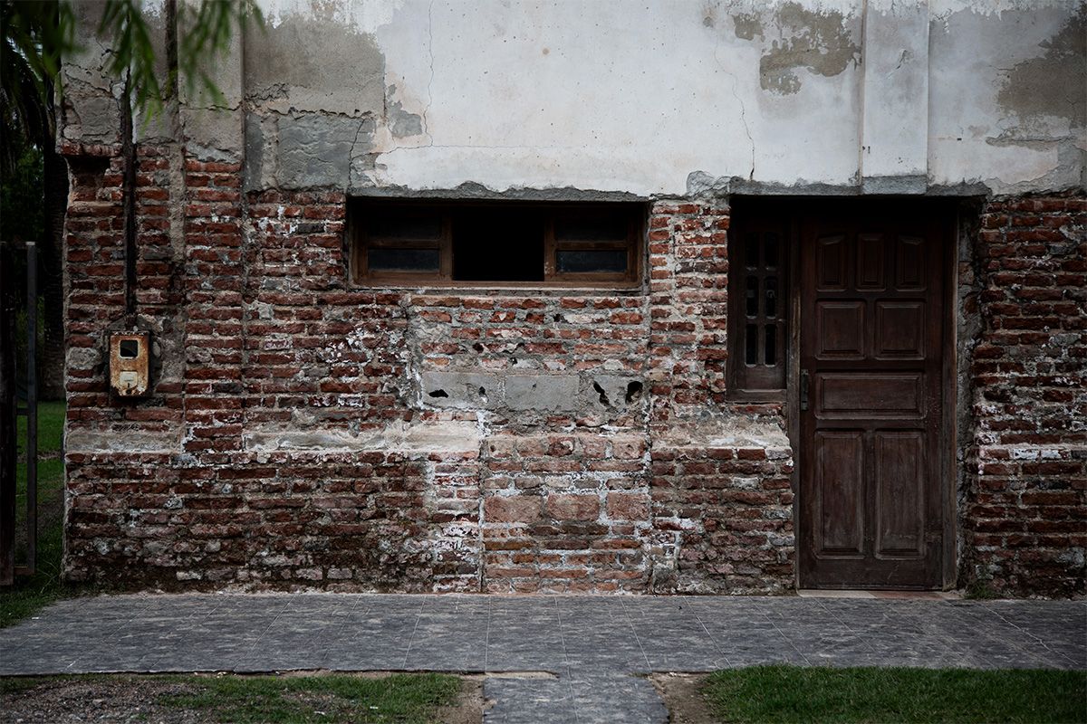 DAÑOS. La humedad desgastó el revoque y dejó ladrillos expuestos.