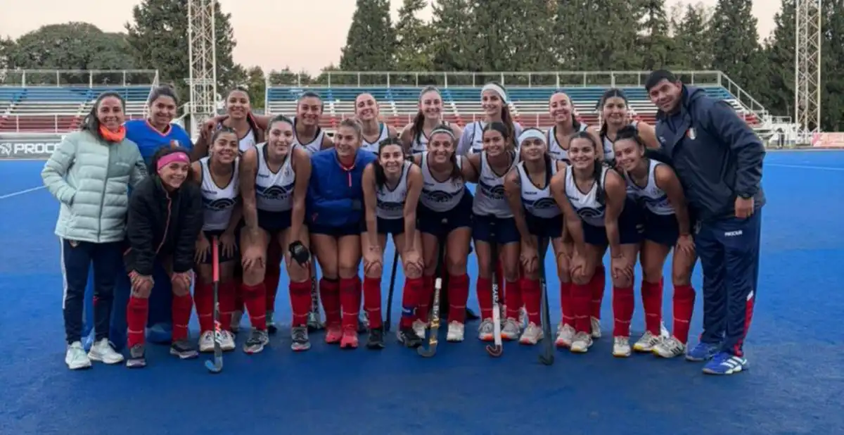 CONTENTAS. El plantel de Natación y Gimnasia posa sonriente tras el triunfo contra Lawn Tennis.