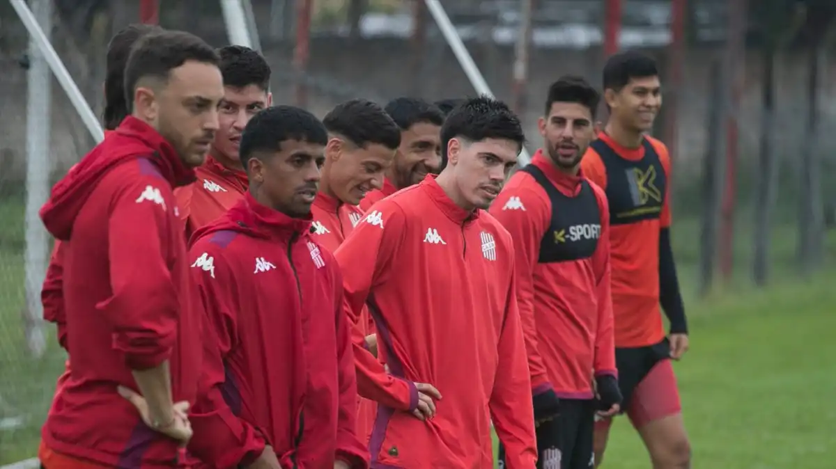 PREPARACIÓN. El plantel santo se entrena en el complejo con el deseo de vencer este martes al líder en La Ciudadela.
