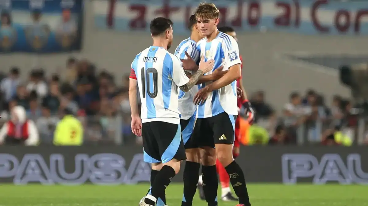 PRESENTE Y FUTURO. Messi es el emblema de la selección argentina; Nico Paz, uno de los futbolistas que aspiran a continuar su legado.