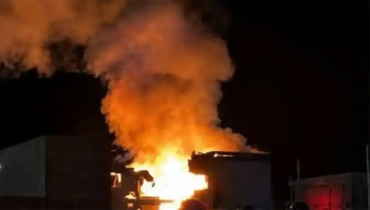 DESASTRE. Las llamas provocadas en la explosión se propagaron a las demás viviendas del edificio.