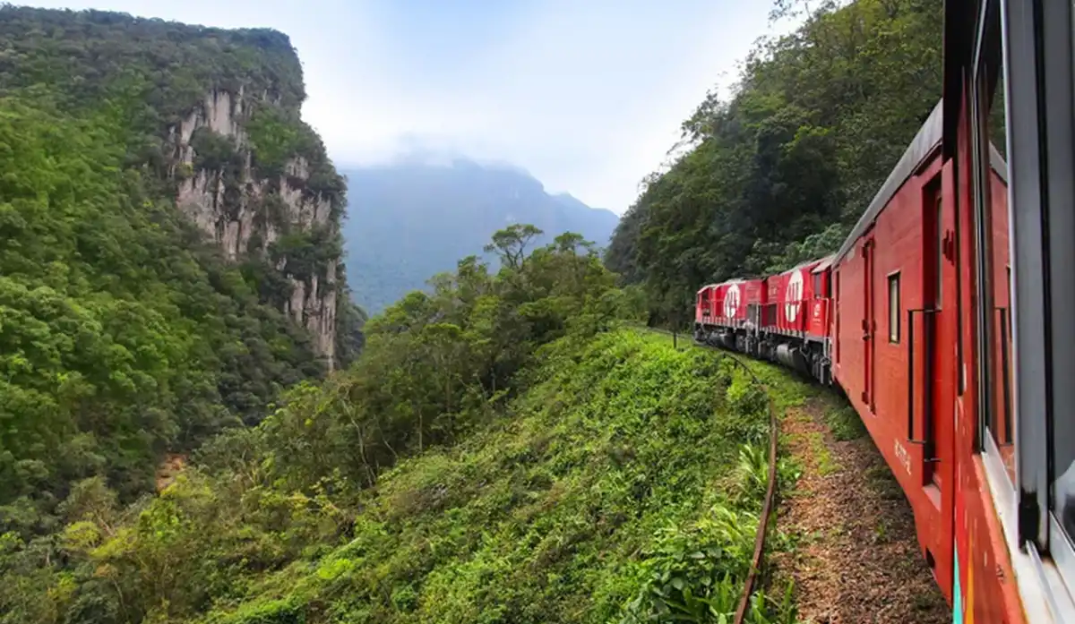 En Brasil, la gente viaja en el famoso tren Serra Verde Express. Crédito:tupungato/Getty Images