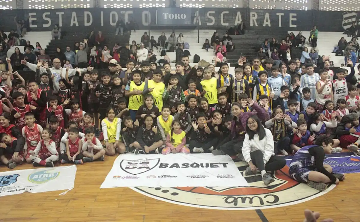 FIESTA TOTAL. El Coco Ascárate fue el epicentro de una jornada de júbilo para el básquet tucumano.