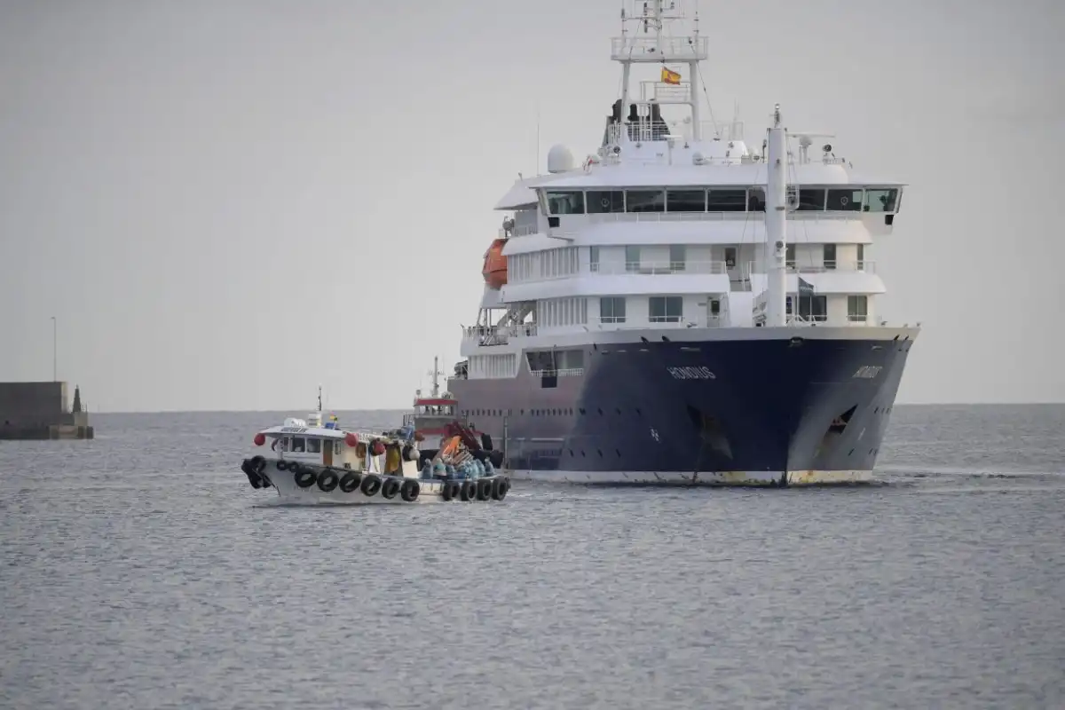 TRANSFERENCIA. Pasajeros estadounidenses del MV Hondius son llevados en botes más pequeños al puerto de Granadilla de Abona, en Tenerife.