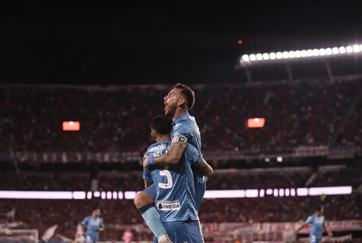 EL ÚLTIMO ATRACO. Renzo Tesuri lideró la emboscada tucumana en Núñez: un flechazo certero para el 1-0 definitivo contra River, ratificando la puntería de un equipo que no perdona a los reyes en su propio territorio.