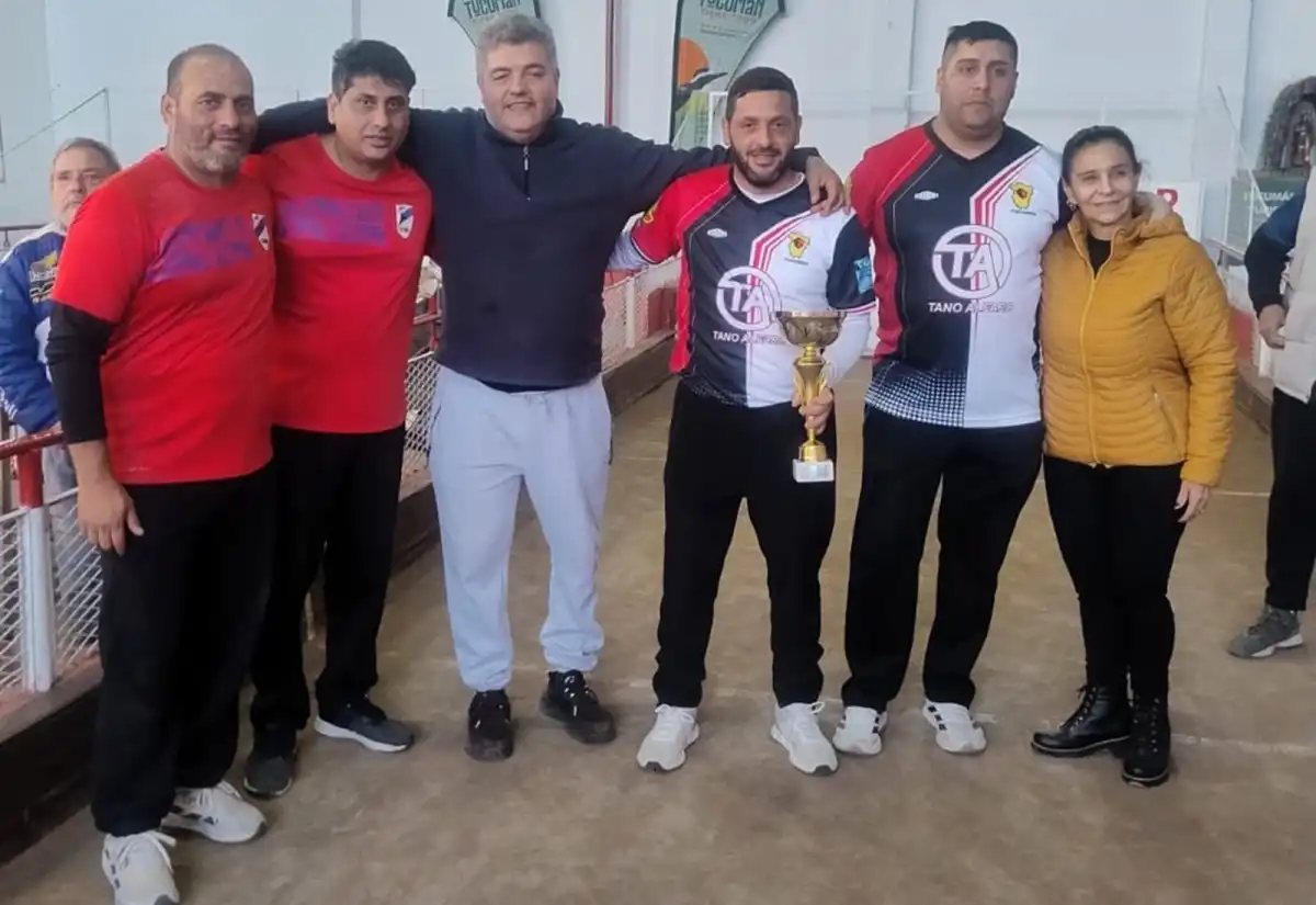 UN ÉXITO. El campeón Amalia levanta el trofeo junto a las autoridades.