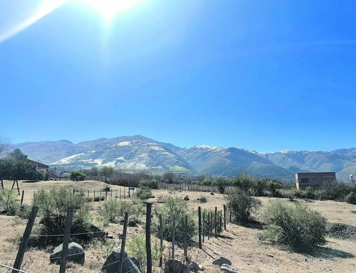 CIELO AZUL. La temperatura máxima alcanzó los 18° en los valles ayer, luego de la helada blanca del sábado.