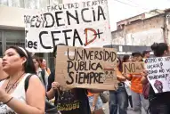 Paro y marcha universitaria en Tucumán: docentes denuncian el salario “más bajo de la historia” y exigen aplicar la ley de financiamiento