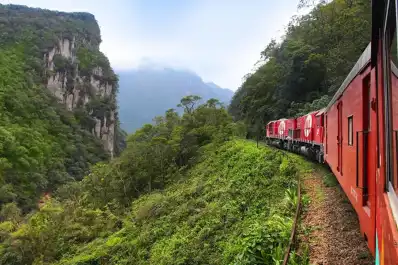 Dónde está el tren suspendido entre montañas que deslumbra como el más bello de Sudamérica