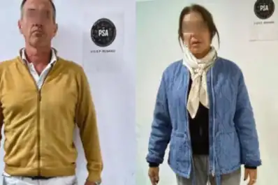 Quiénes son los dos pasajeros demorados en Rosario, acusados de tener sexo en un avión