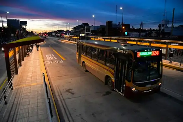 El gobierno de Milei avanza con subas en colectivos y trenes: aumentos escalonados en AMBA