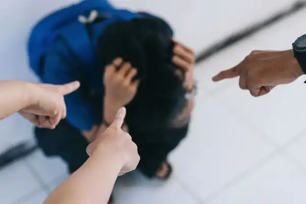 Acoso escolar: los adolescentes sufren mucha soledad y buscan que alguien los vea