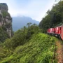 Dónde está el tren suspendido entre montañas que deslumbra como el más bello de Sudamérica