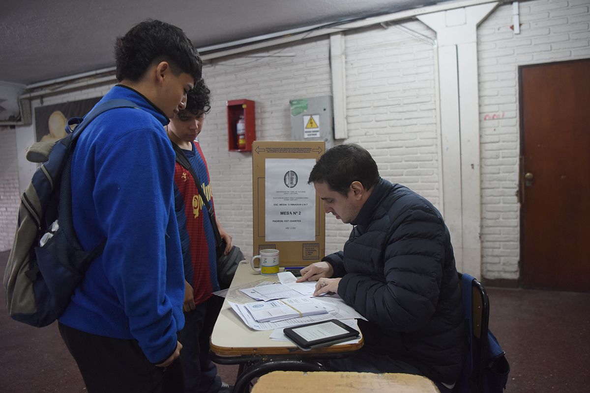 LOS COMICIOS EN EL GYMNASIUM. Una jornada histórica en la escuela de la Universidad. 
