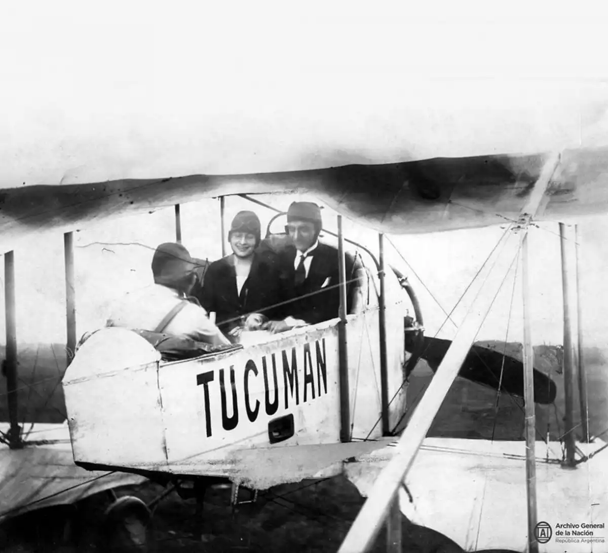 Recuerdos fotográficos: Elena Valentié, la primera aviadora, y su boda en vuelo