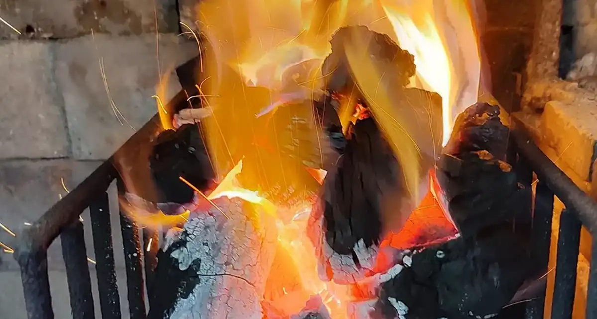 Cómo hacer fuego para el asado con el método brasilero que se volvió furor
