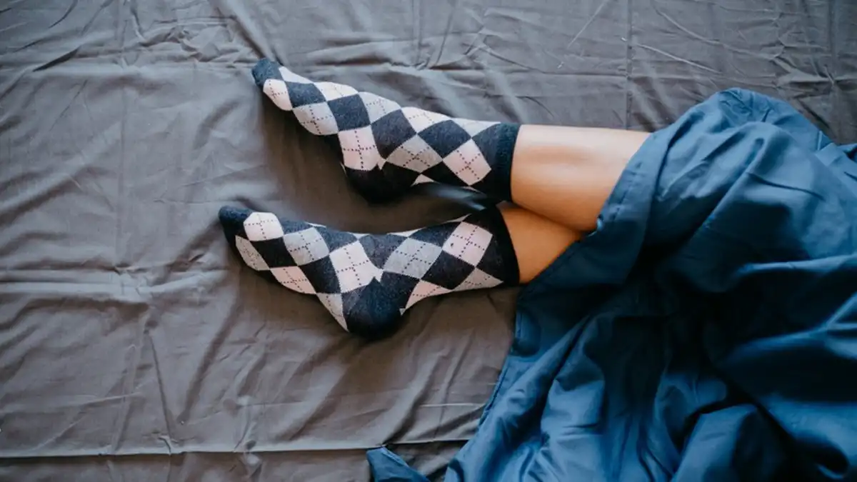 ¿Es mejor dormir con o sin medias? Lo que revela un experto en descanso