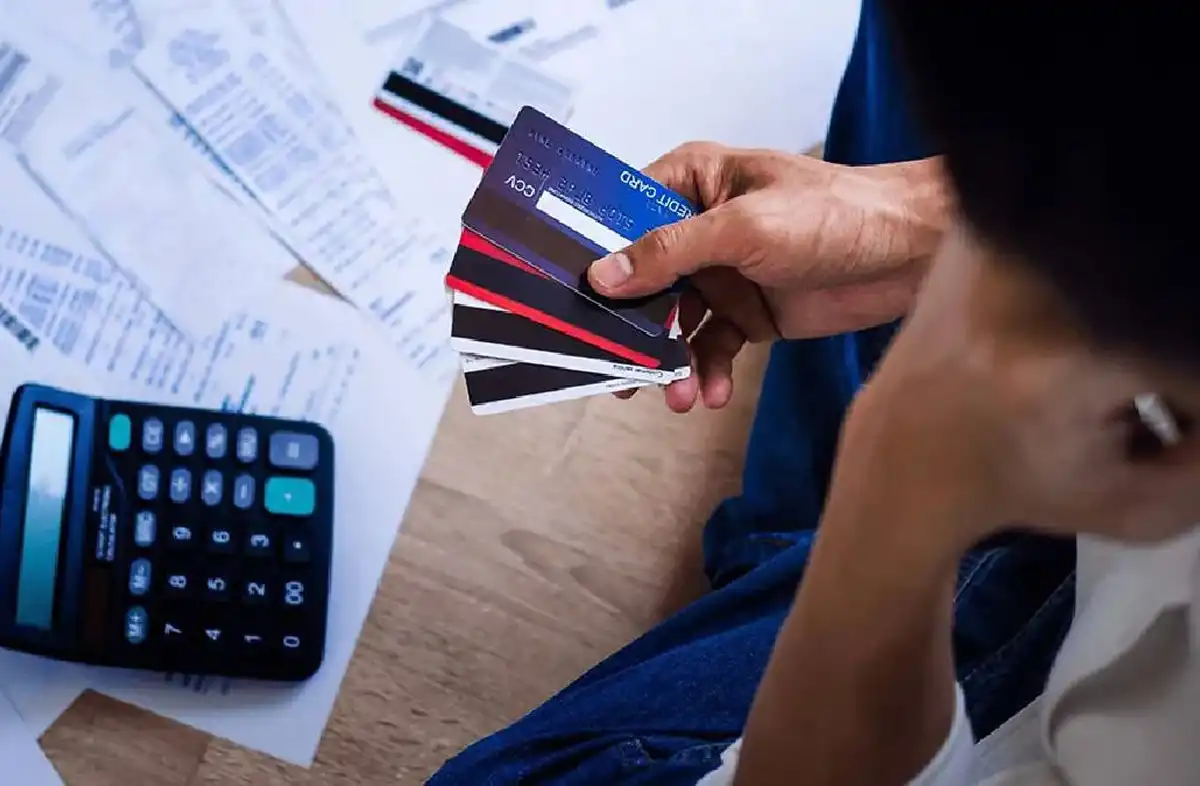 Refinanciar o pagar el mínimo: cuál es la mejor opción si tenés deuda en la tarjeta