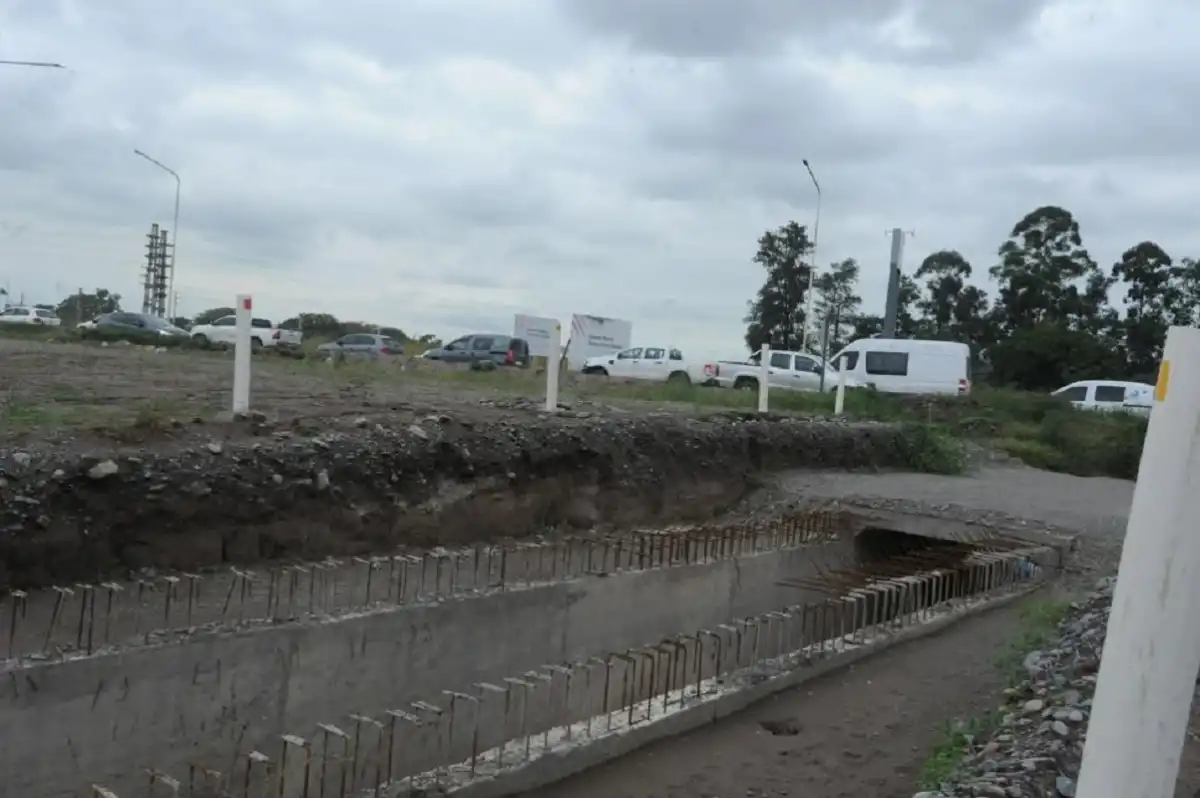 CAOS VEHICULAR. En el cruce de San Andrés confluyen más de 20.000 vehículos a diario y se generan filas de más de un kilómetro, según un informe. LA GACETA