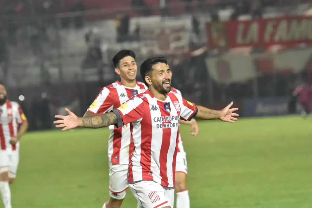 Festejo de Matías Caco García tras marcar el 2 a 0 ante Gimnasia de Jujuy. 