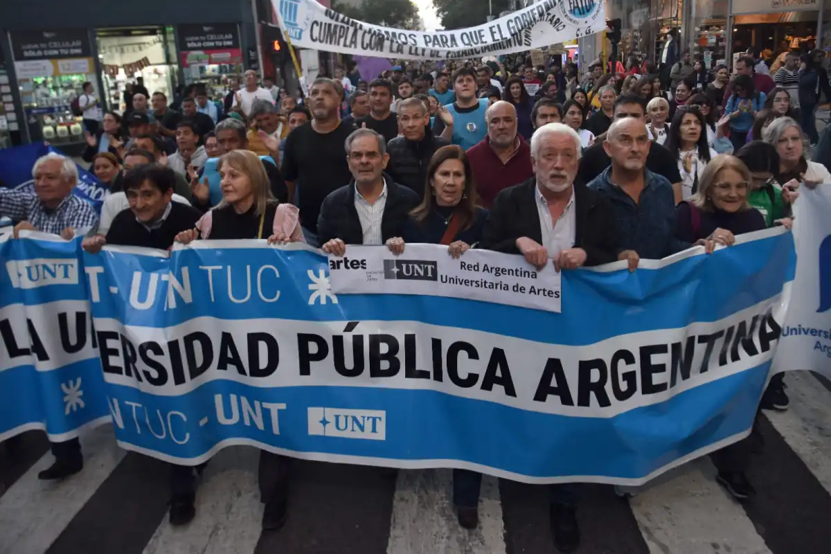 MARCHA FEDERAL UNIVERSITARIA. La movilización fue multitudinaria en Tucumán.