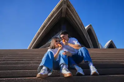 Dos tucumanos la rompen en Australia cocinando una típica comida argentina: No vendemos medialunas, vendemos nostalgia
