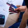 Refinanciar o pagar el mínimo: cuál es la mejor opción si tenés deuda en la tarjeta