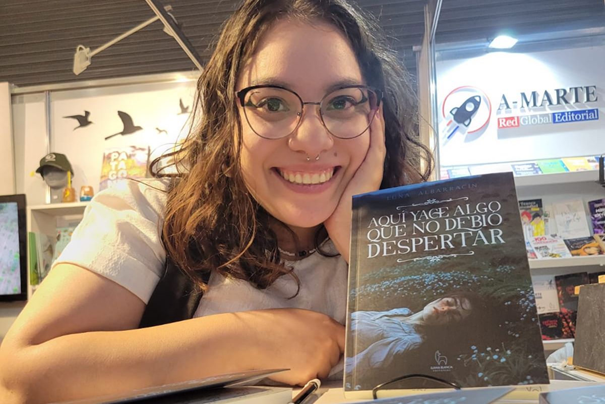 LUNA Y SU LIBRO. La escritora presentó Aquí yace algo que no debió despertar en la Feria del Libro. / CORTESÍA LUNA ALBARRACÍN