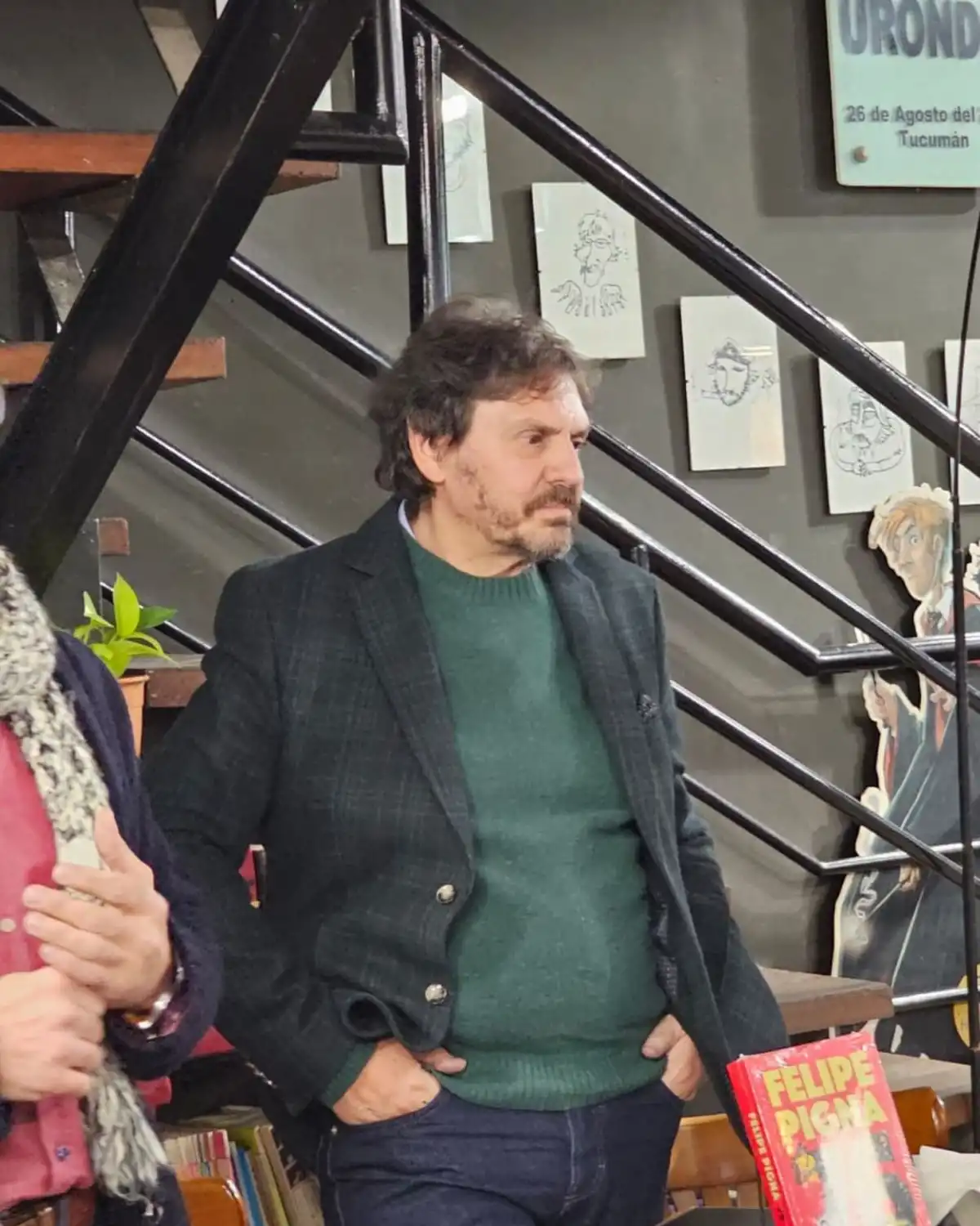 PRESENCIA. Pigna llegó a la librería El Griego para iniciar la firma de “76”.