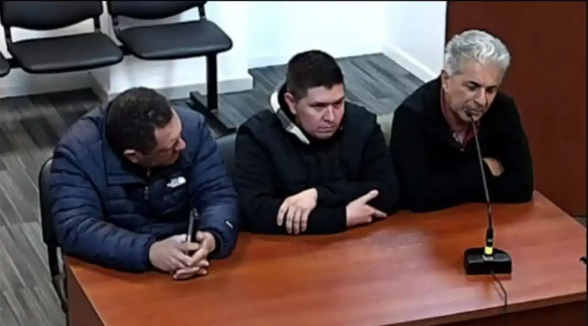 AUDIENCIA. José Matías Rollate (centro) y su padre Jacinto (derecha) junto a uno de sus abogados.