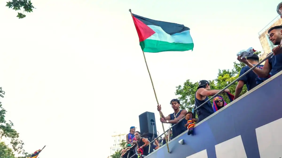 El gesto de Yamal con la bandera de Palestina que generó revuelo en Barcelona: la reacción del DT