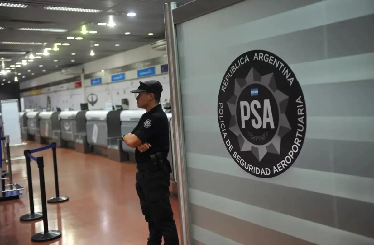 EN UN CONTROL. La policía encontró un arma en una mochila. 