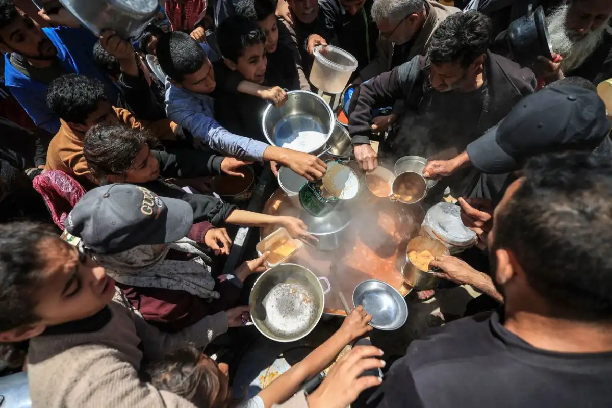 REPARTO. Las cocinas humanitarias reciben a diario a cientos de palestinos que viven en campos de refugiados.