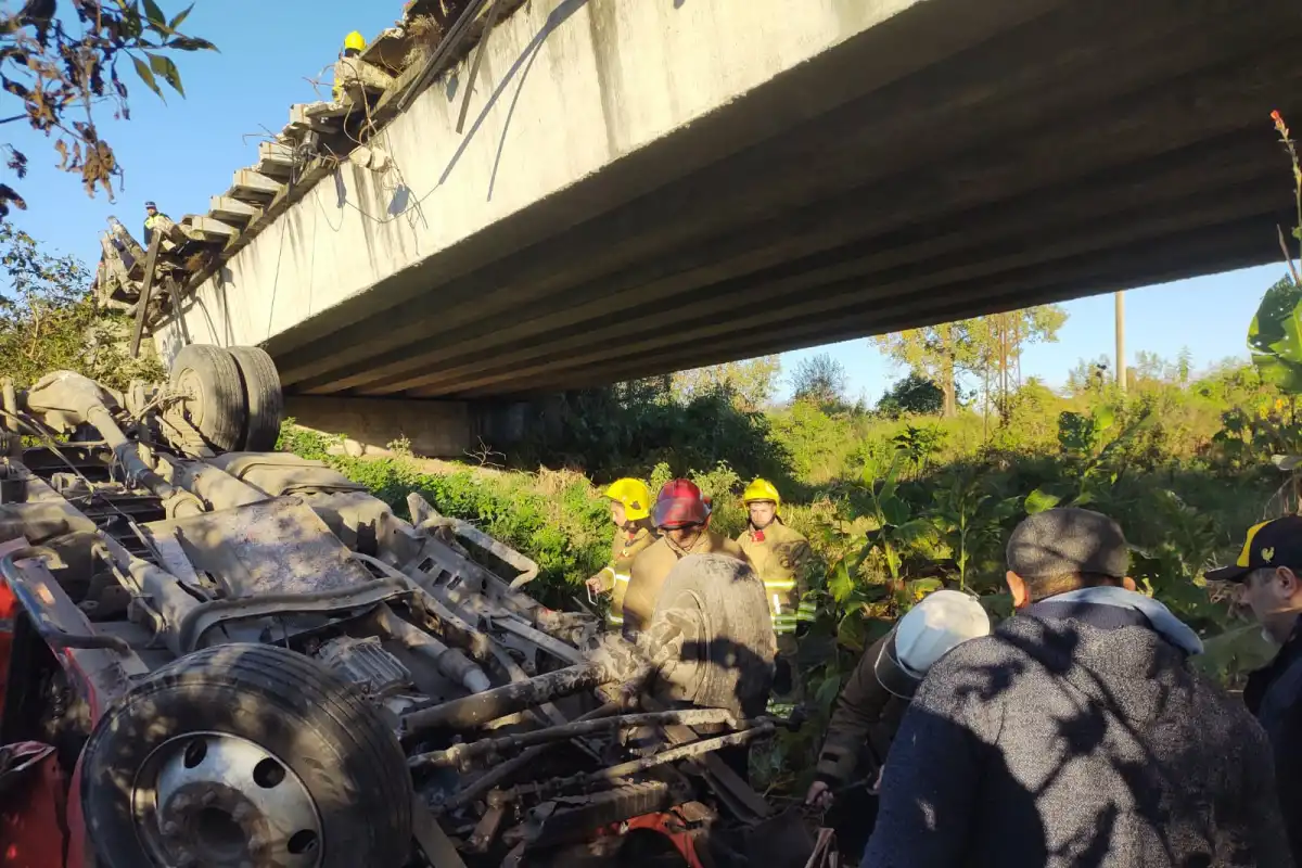 Dramático vuelco en la ruta 38: un camión cayó al vacío en el puente de Río Seco