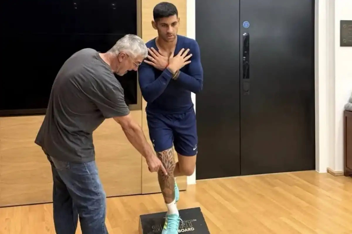 LA MIRA EN EL DEBUT. El kinesiólogo de la Selección Luis García supervisa atentamente la evolución física de Cristian Romero