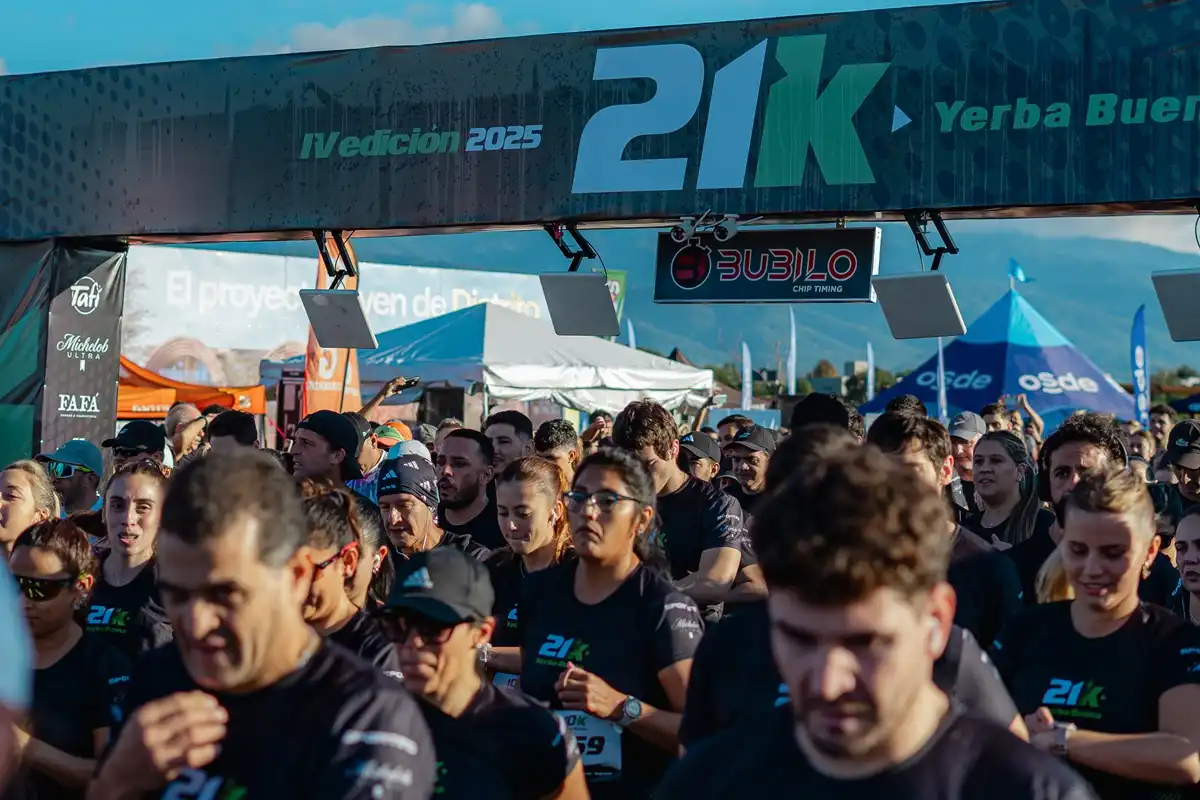 MULTITUD. Runners atraviesan la zona de largada durante la edición de 2025 de los 21K Yerba Buena, una carrera que este domingo volverá a reunir a miles de participantes.