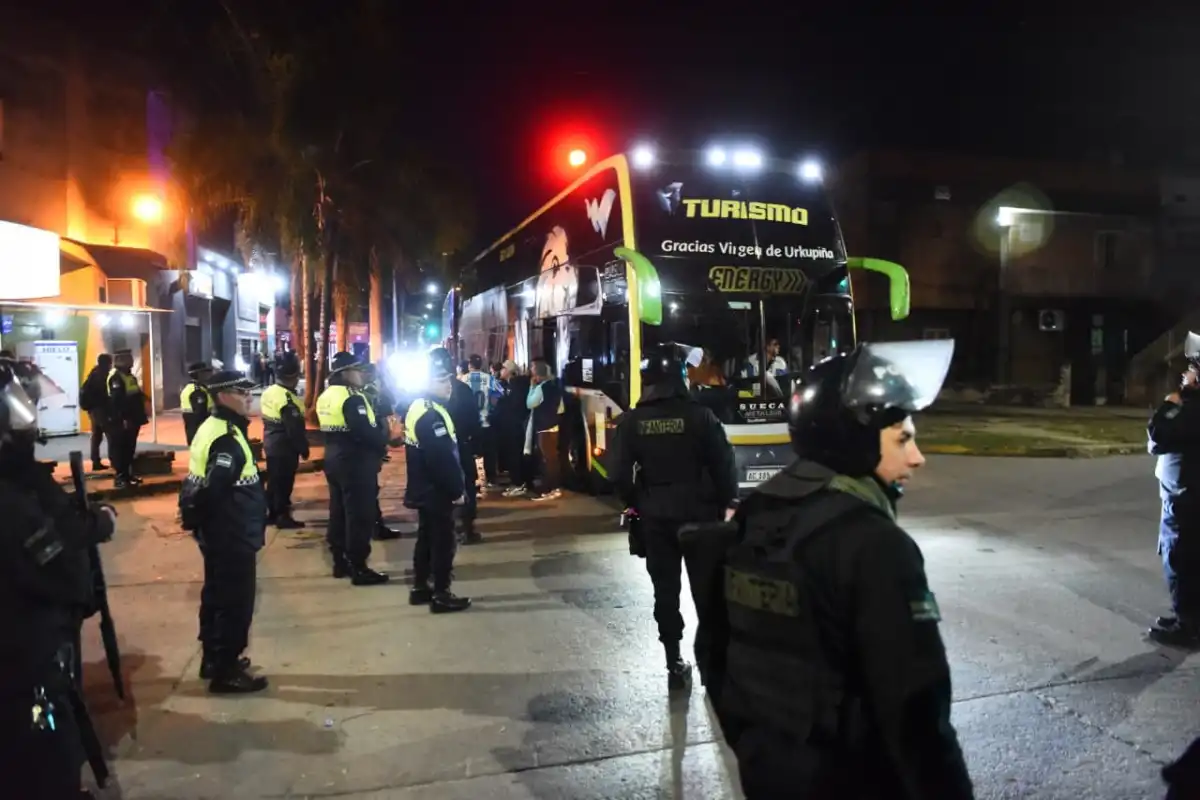 OPERATIVO. La llegada de los colectivos visitantes estuvo custodiada por un fuerte despliegue policial en las inmediaciones de La Ciudadela.