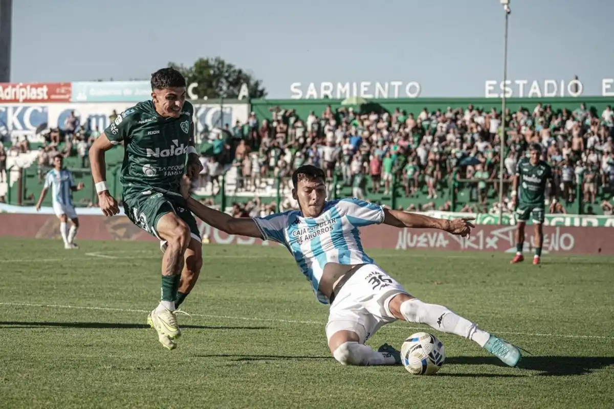 RECUERDO. Luciano Vallejo tuvo su primera titularidad en Primera frente a Sarmiento, en la derrota 2-1 por la cuarta fecha del Apertura.
