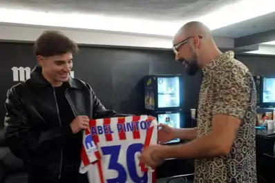 Julián Álvarez sorprendió a Abel Pintos antes de su show en España y hubo intercambio de regalos
