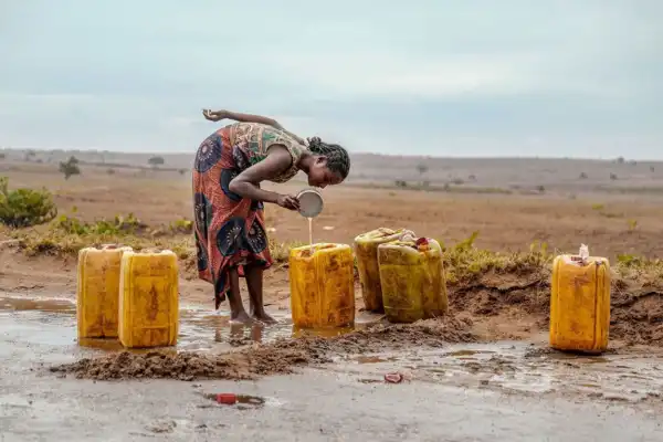 El cambio climático se ensaña con las mujeres: comen menos y al último