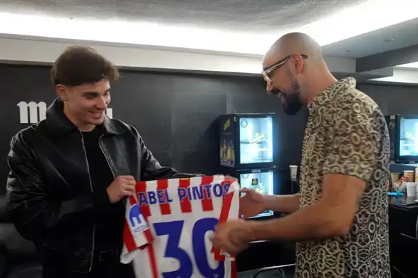 Julián Álvarez sorprendió a Abel Pintos antes de su show en España y hubo intercambio de regalos