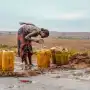 El cambio climático se ensaña con las mujeres: comen menos y al último